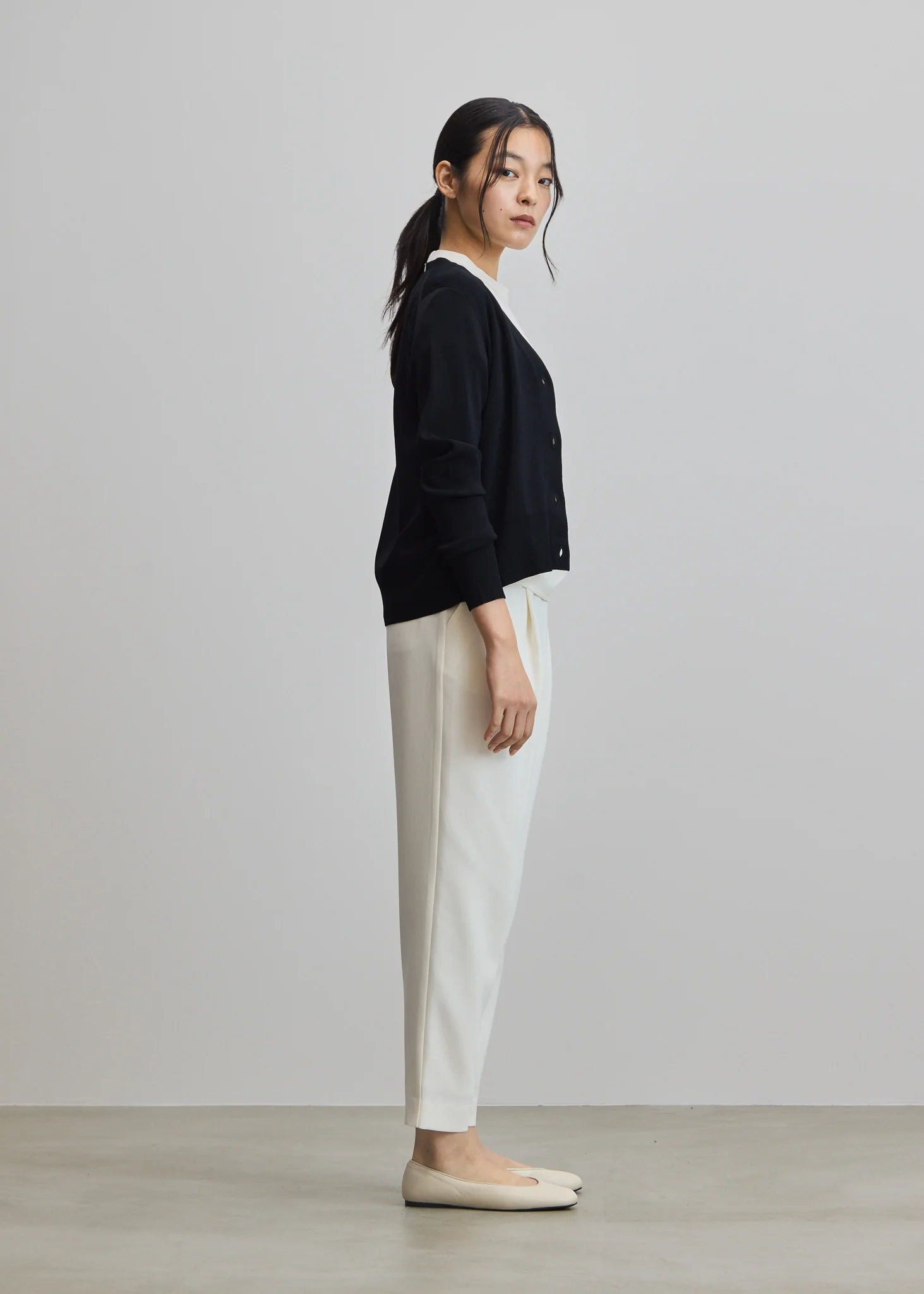 Vネックショートニットカーディガン - Image 11