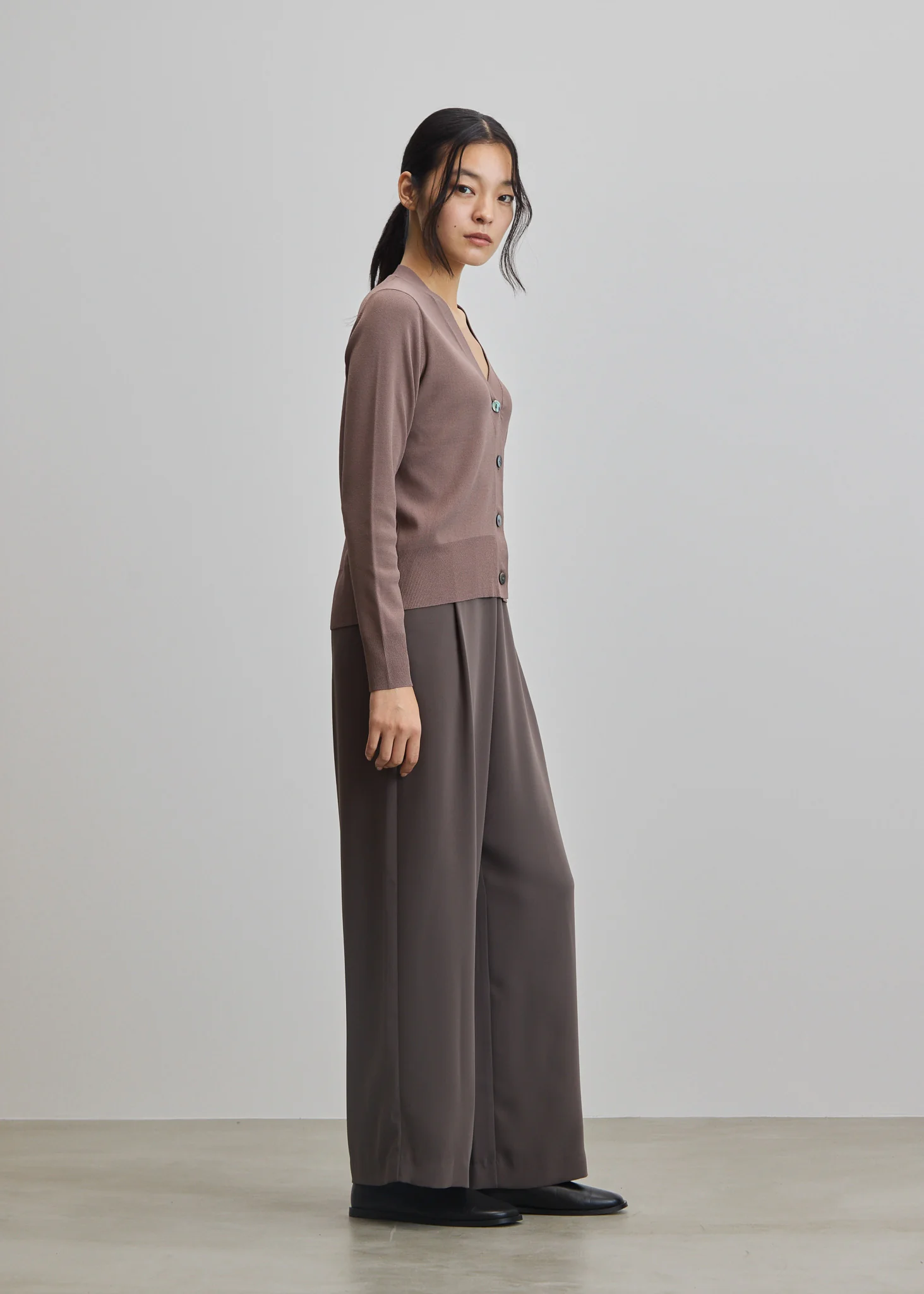 Vネックショートニットカーディガン - Image 18