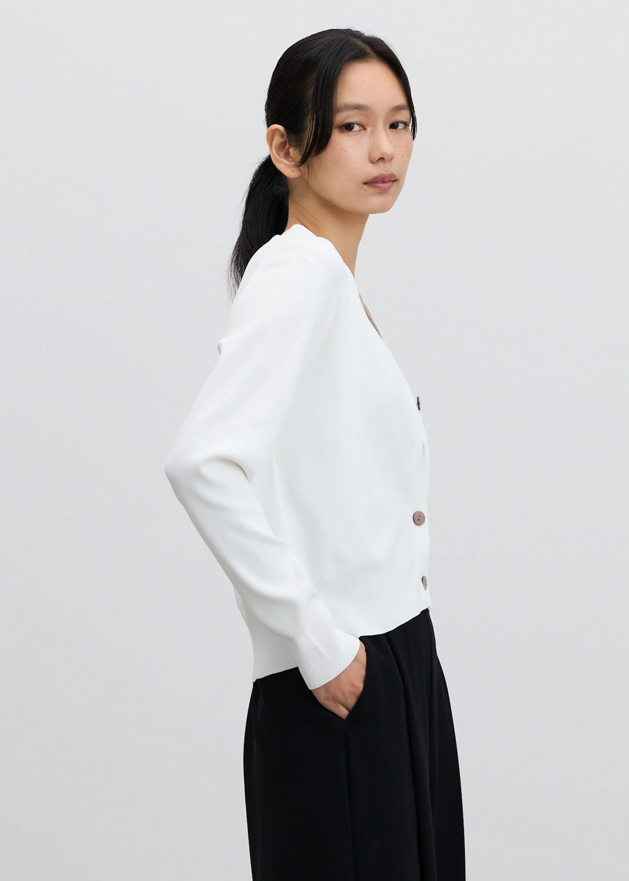 Vネックショートニットカーディガン - Image 2