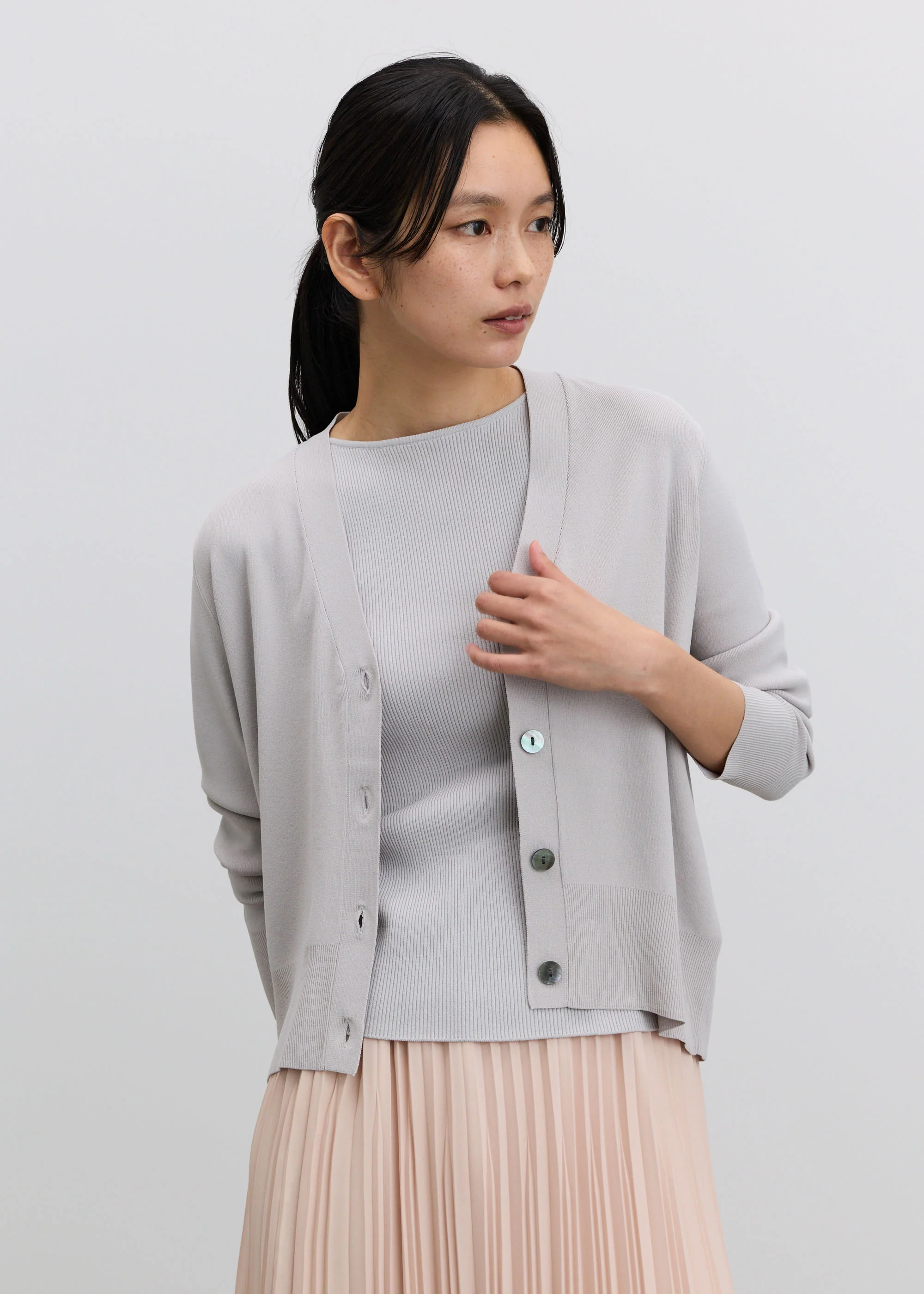 Vネックショートニットカーディガン - Image 23