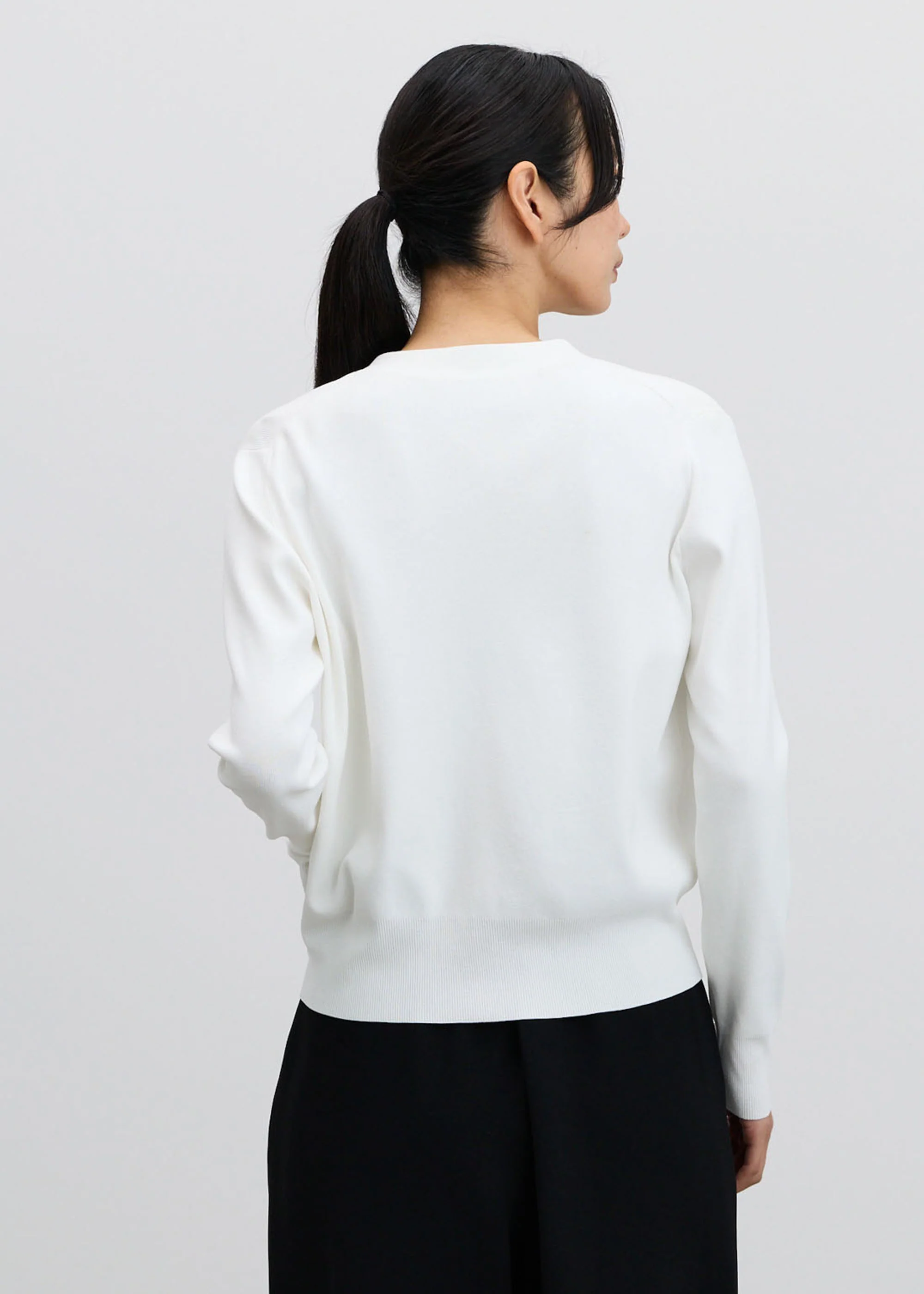 Vネックショートニットカーディガン - Image 3