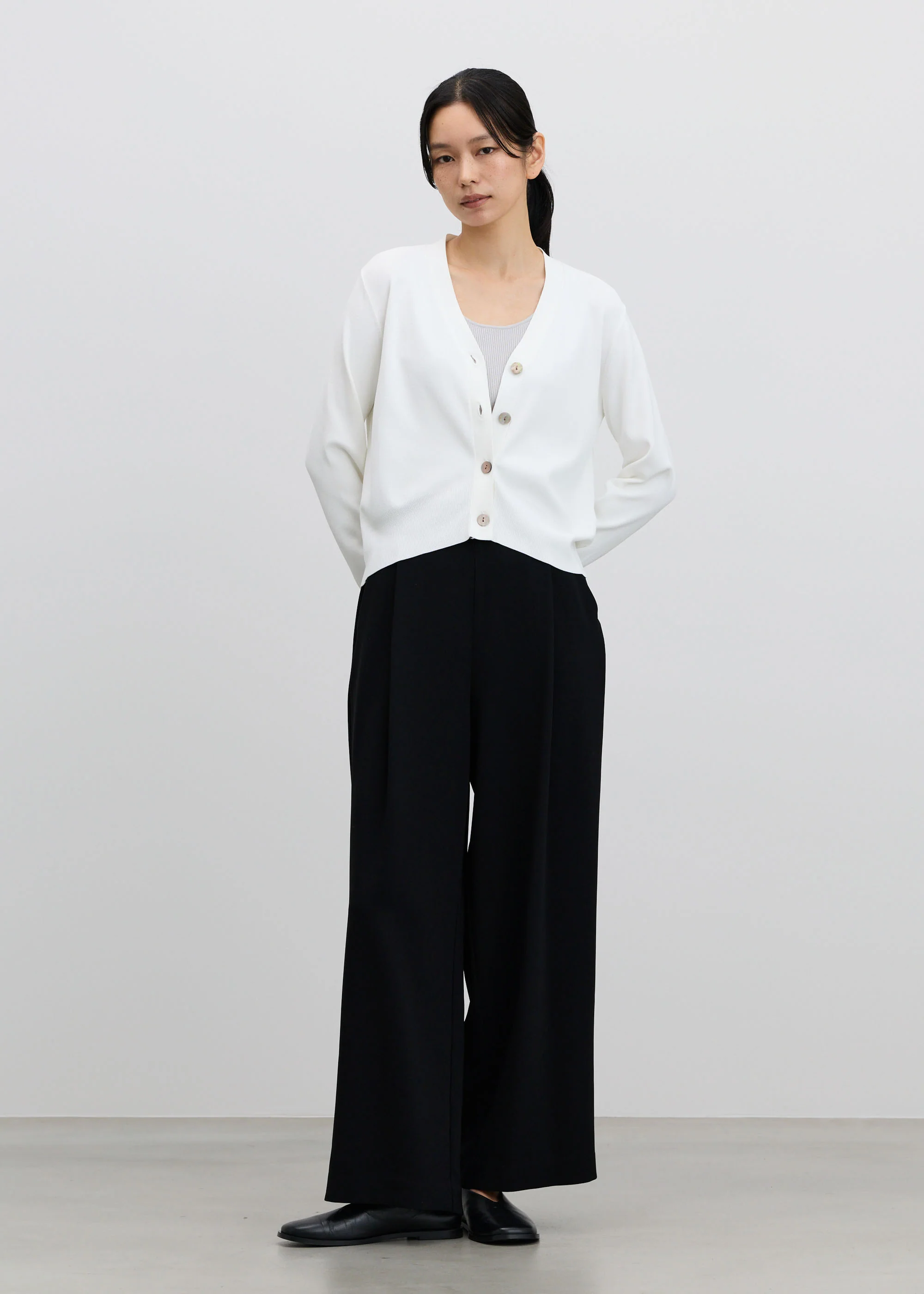 Vネックショートニットカーディガン - Image 4