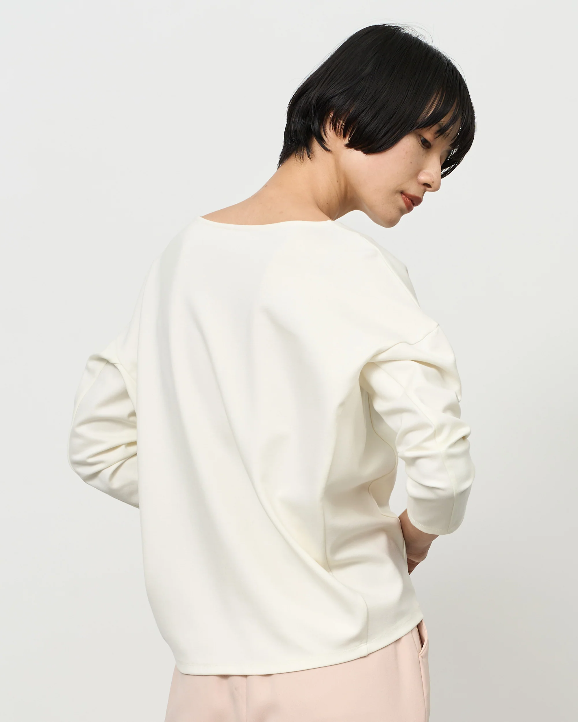 ダブルジャージーキーネックプルオーバー - Image 13