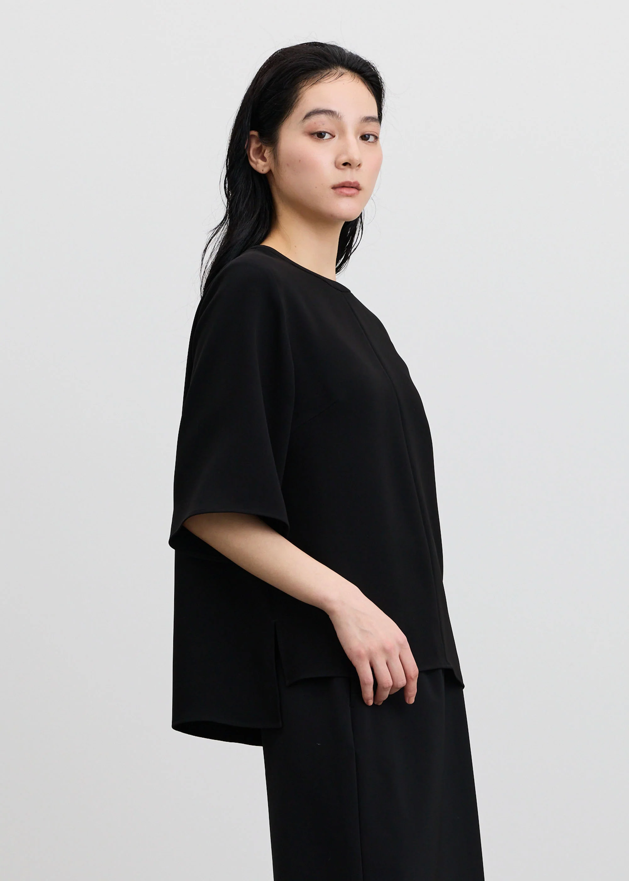ライトクロスクルーネックブラウス - Image 3