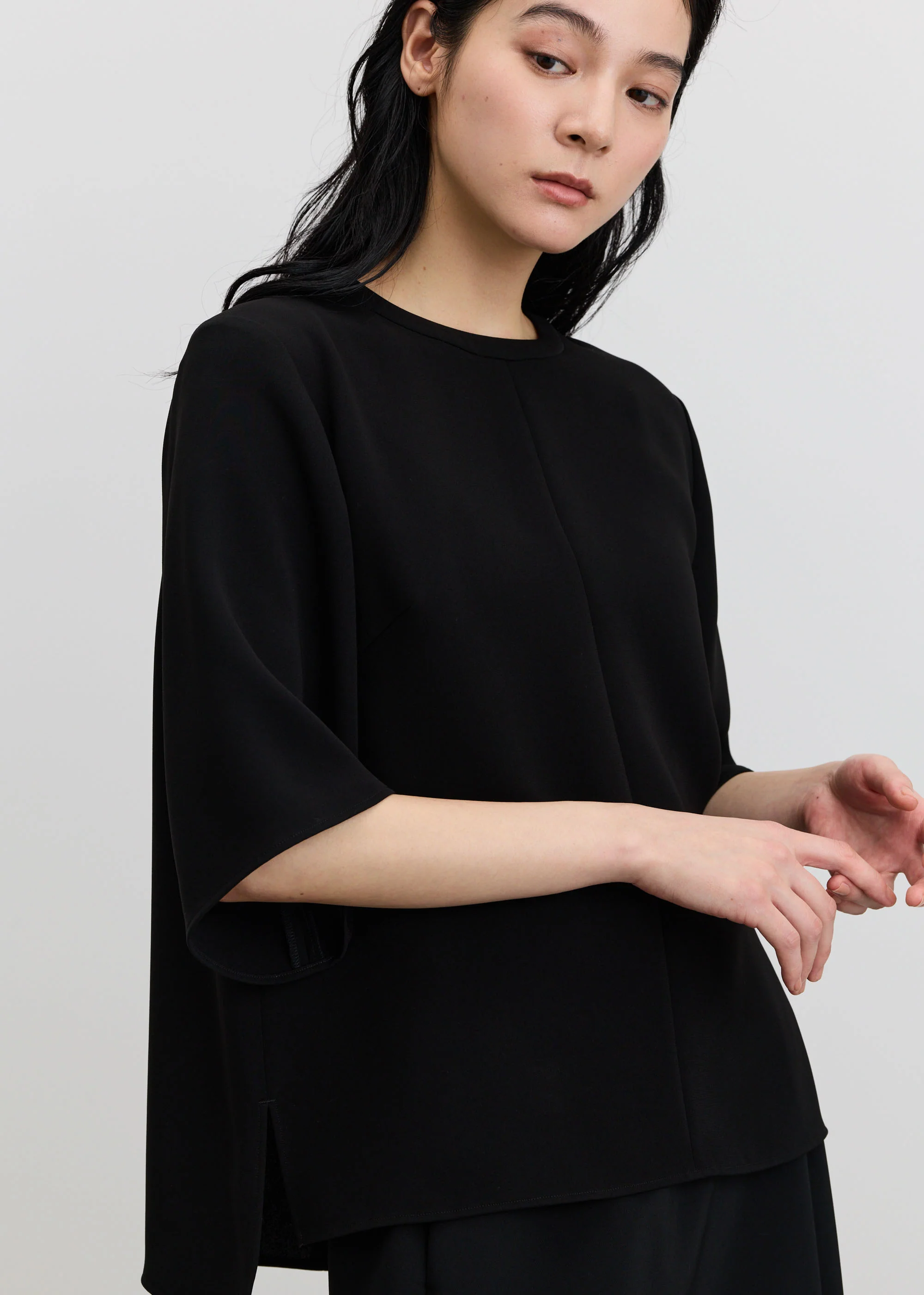 ライトクロスクルーネックブラウス - Image 6