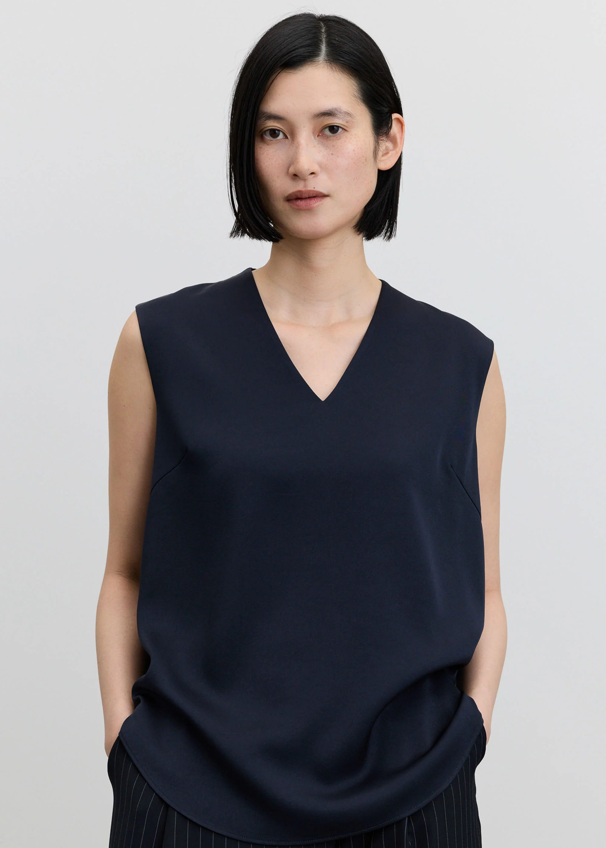 サテンVネックノースリーブブラウス - Image 19