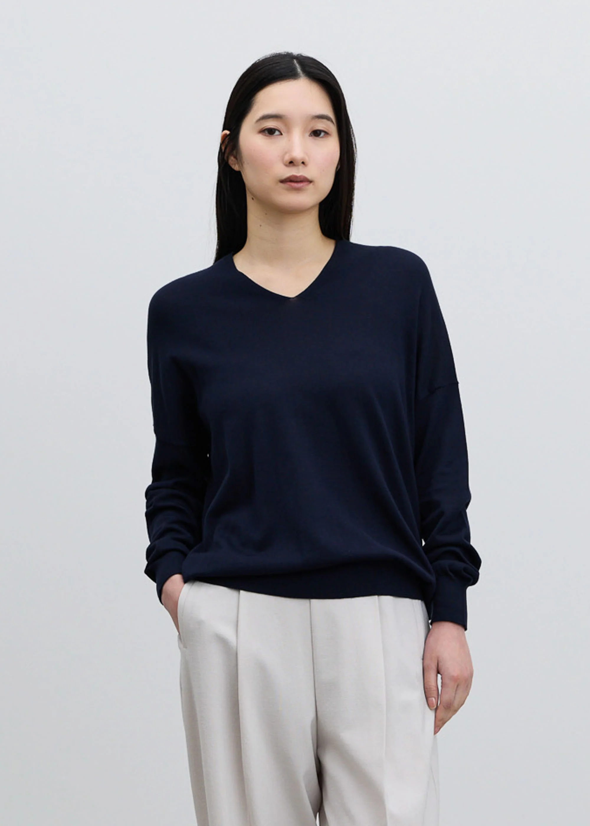 シルクコットンVネックニット - Image 12