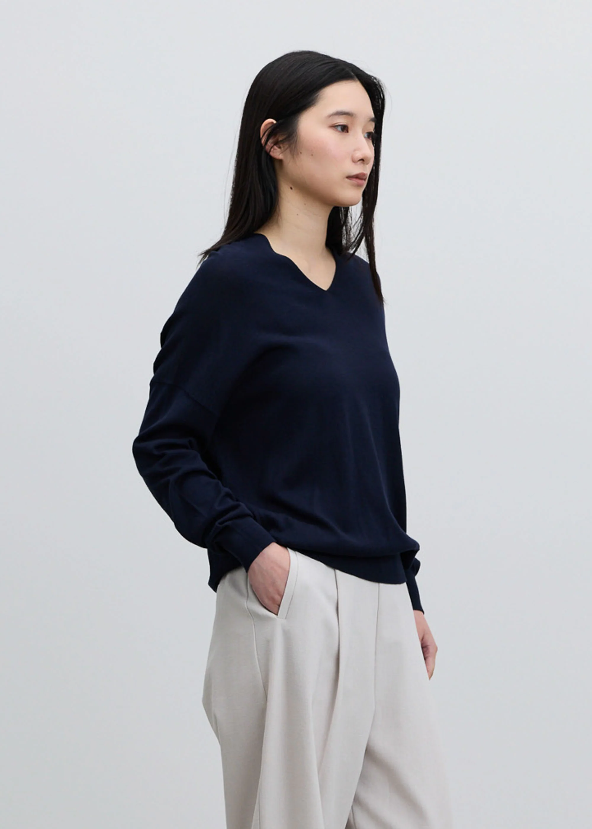 シルクコットンVネックニット - Image 13