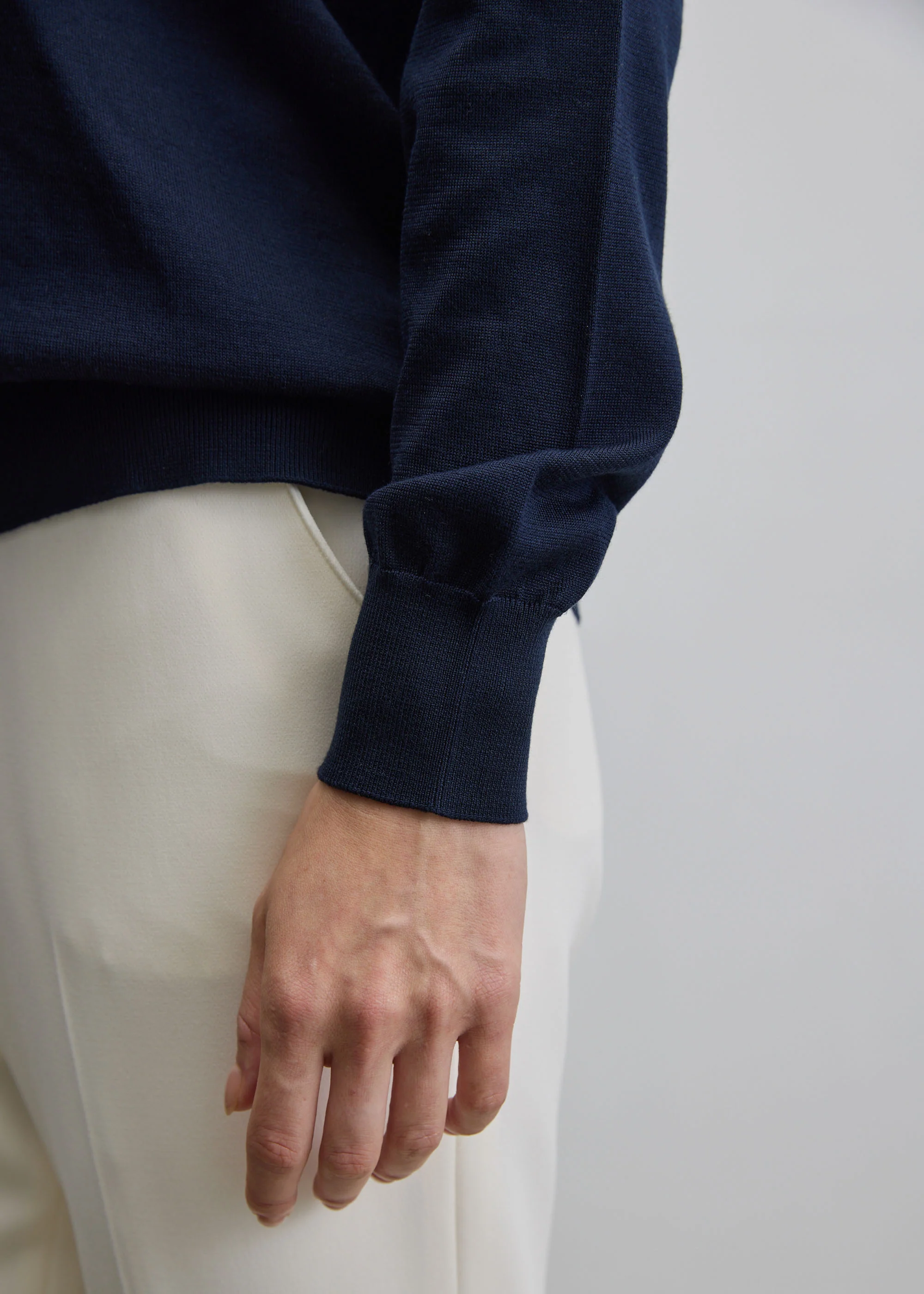 シルクコットンVネックニット - Image 16
